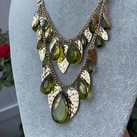 New✨ - Layered Green & Gold Statement Necklace - Picture 14 of 15